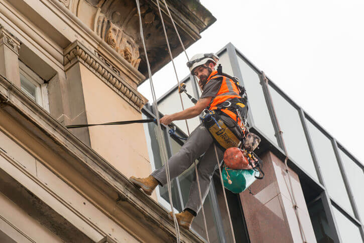 Trabajo vertical sobre fachada exterior